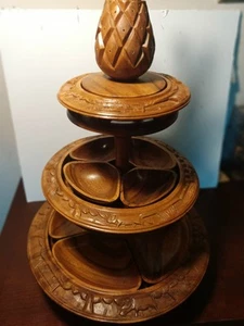 Lady Susan vintage tre livelli in teak intagliato a mano - Foto 1 di 4