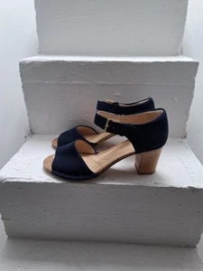 Clarks Spiced Olivia Navy Suede Peep Toe Wooden Heel Sandals Size 6.5 - Picture 1 of 13