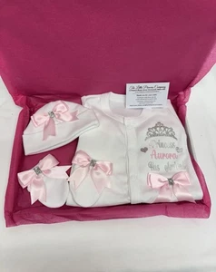 Baby Mädchen Coming Home Outfit Schlafanzug Mütze Handschuhe beliebiger Name personalisiert Neugeborenes - Bild 1 von 6