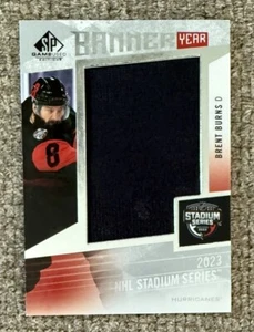 Brent Burns 2023-24 UD SP gioco usato serie stadio banner anno uragani - Foto 1 di 6