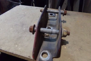 1988-1996 CORVETTE REAR DOG BONE BRACKET 10181209 - Picture 1 of 2
