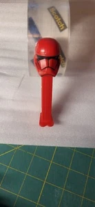 PEZ Star Wars Stormtrooper Rosso - Stelo rosso - Sciolto - Cina - Foto 1 di 2