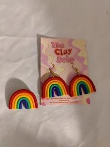 Pendientes arco iris hechos a mano de arcilla y broche de insignia alfiler a juego nuevo - Imagen 1 de 5