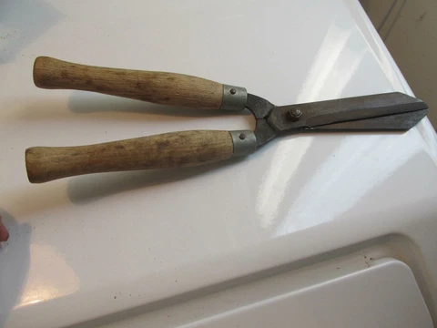 Ladies Antique Wood Handles Hedge Pruning Shears Only 16 Inch Long Cover