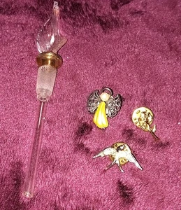Konvolut Vintage Schmuck Anstecknadeln Parfum Tupfer Engel Rose Vogel 3er Set Pins - Bild 1 von 11