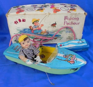 Chinesisches Blechspielzeugboot & Junge "Fishing Pecheur" #ME 720, batteriebetrieben, funktioniert - Bild 1 von 20