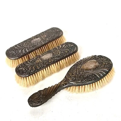 SÉRIE DE 3 ANCIENNES BROSSES EN MÉTAL ARGENTÉ POUR NÉCESSAIRE DE TOILETTE  - Photo 1/4