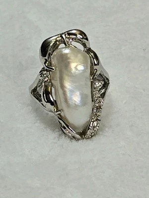 Женское продолговатое коктейльное кольцо из чистого серебра с перламутром и камнями с акцентом топаз - Изображение 1 из 4