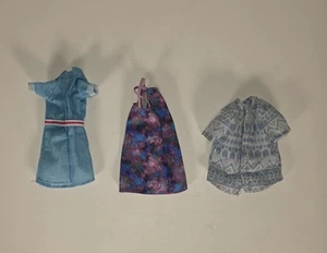 Muñeca Barbie Mattel ropa vintage dos vestidos y una parte superior se adapta a muñeca de 11 pulgadas  - Imagen 1 de 7