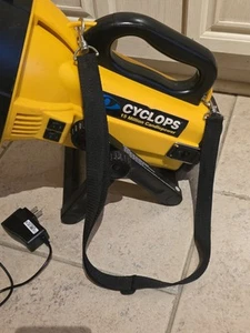 Cyclops 15 Million Candlepower 12V Handheld Rechargeable Hologen Spotlight - Picture 1 of 18