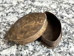 ANTIGUA CAJA DE LATÓN VINTAGE RICA PÁTINA HECHA A MANO PEQUEÑA FORMA OVALADA. MULTIUSOS - Imagen 1 de 12