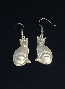 Vintage silberfarbene sitzende Katze 2" baumelnde Ohrringe - Bild 1 von 13