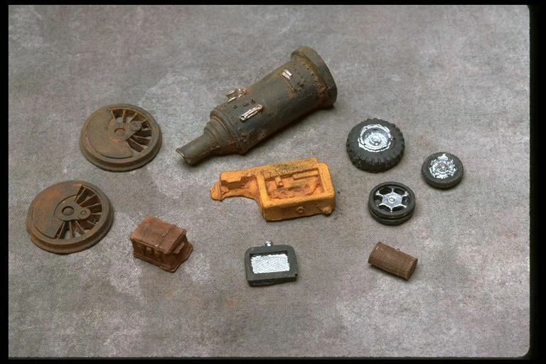 SMC-423 10 Piece Assorted Junk  HOn30, HO-Scale   (unfinished) - Imagem 1 de 1