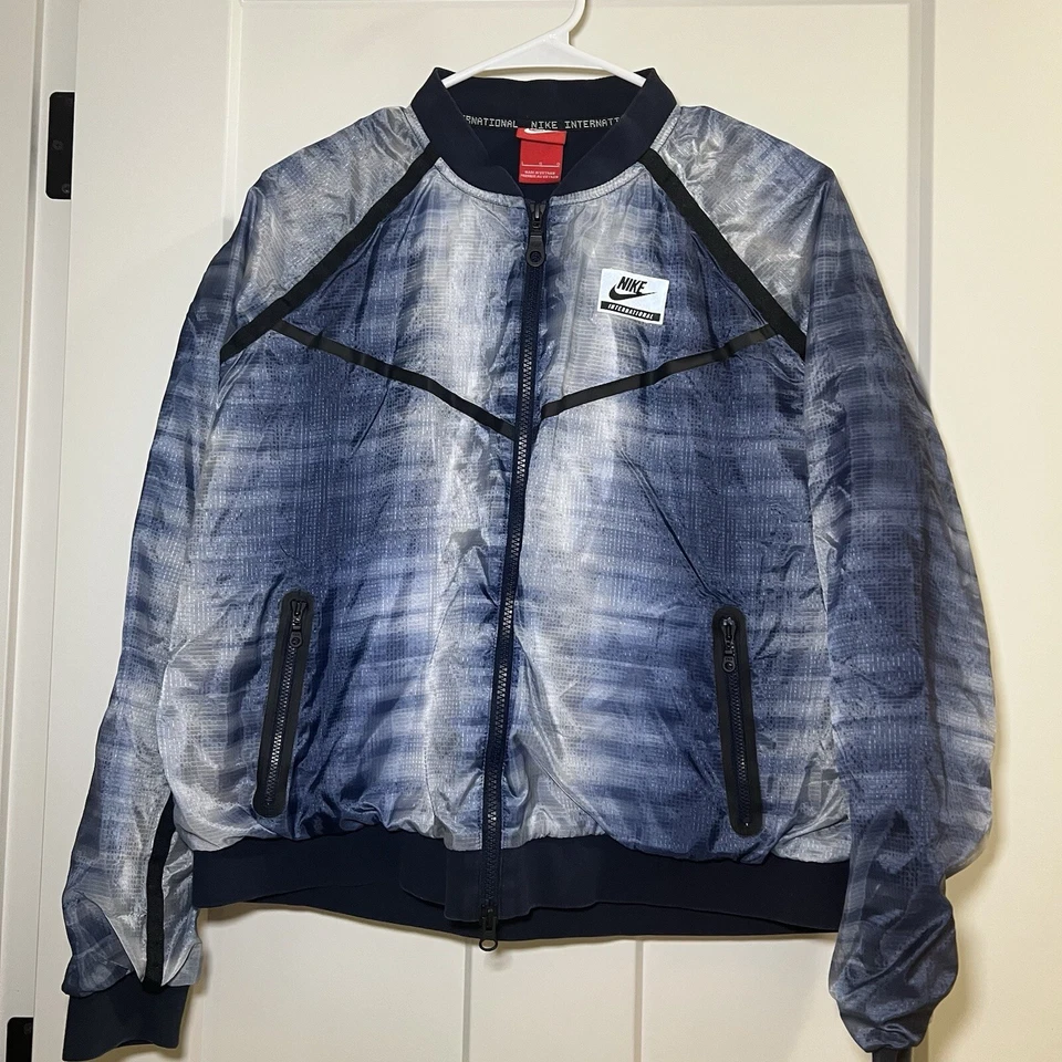 Jaqueta Bomber Feminina Nike International Obsidian 827433-449 Tamanho Grande - Imagem 1 de 4