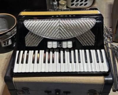 Винтажный фортепианный аккордеон Hohner полька в футляре - Изображение 1 из 4