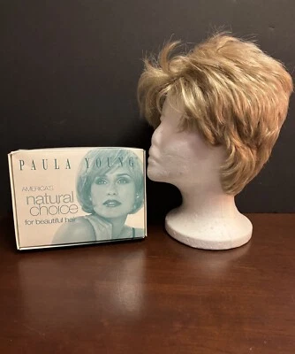 Peluca corta rubia para mujer Paula Young estilo: IRIS-PET o Q1032 PET, color: 14-88A Foto 1 de 4