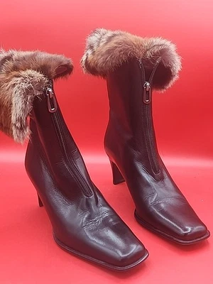 Botín Salmaso de Cuero Negro con Piel de Conejo Hecho en Italia Talla 39 Foto 1 de 4