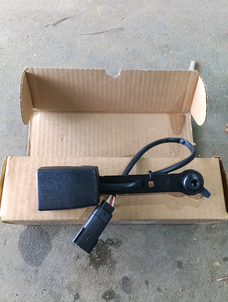 Ford Promaster City 2015-2022 OEM hebilla de cierre de cinturón de seguridad delantero izquierdo del lado del conductor Foto 1 de 1