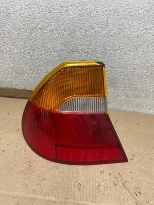 Lanterna traseira lateral esquerda Chrysler 300M 1999 a 2000 fabricante de equipamento original U6830 DW - Imagem 1 de 4