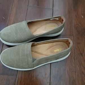 Clarks Damenschuhe Größe 8 W sandfarben hellbraun nabeckfarben olivfarbenes Wildleder-Slipper - Bild 1 von 5