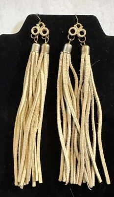 "Pendientes colgantes de cuero con flecos dobles de 6,5"" con tapas en tono dorado y conectores de ojo de búho" Foto 1 de 4