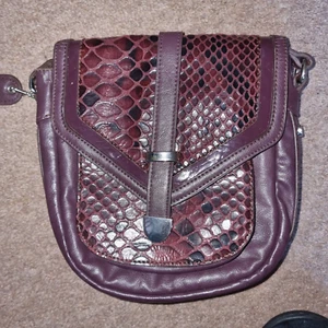 Kleine Clarks weinrote Kunstleder/Kunstkroko Schulter Umhängetasche Handtasche. - Bild 1 von 2