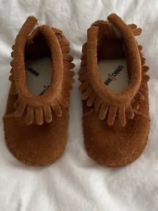 Minnetonka braun Fransen Riley Baby Bootie Wildleder Mokassin Größe 2 - Bild 1 von 8