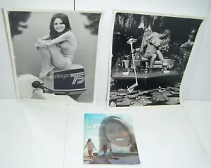 2 foto femminili vintage anni '70 in posa per motori barca Johnson e guida alla nautica - Foto 1 di 17
