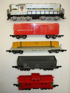 Set con motore diesel 370 American Flyer GP-7 + 4 vagoni merci [lotto 9-S122] - Foto 1 di 2