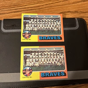 1975 Topps Atlanta Braves Team Karte #589 - (2) Karten Lot. - Bild 1 von 2