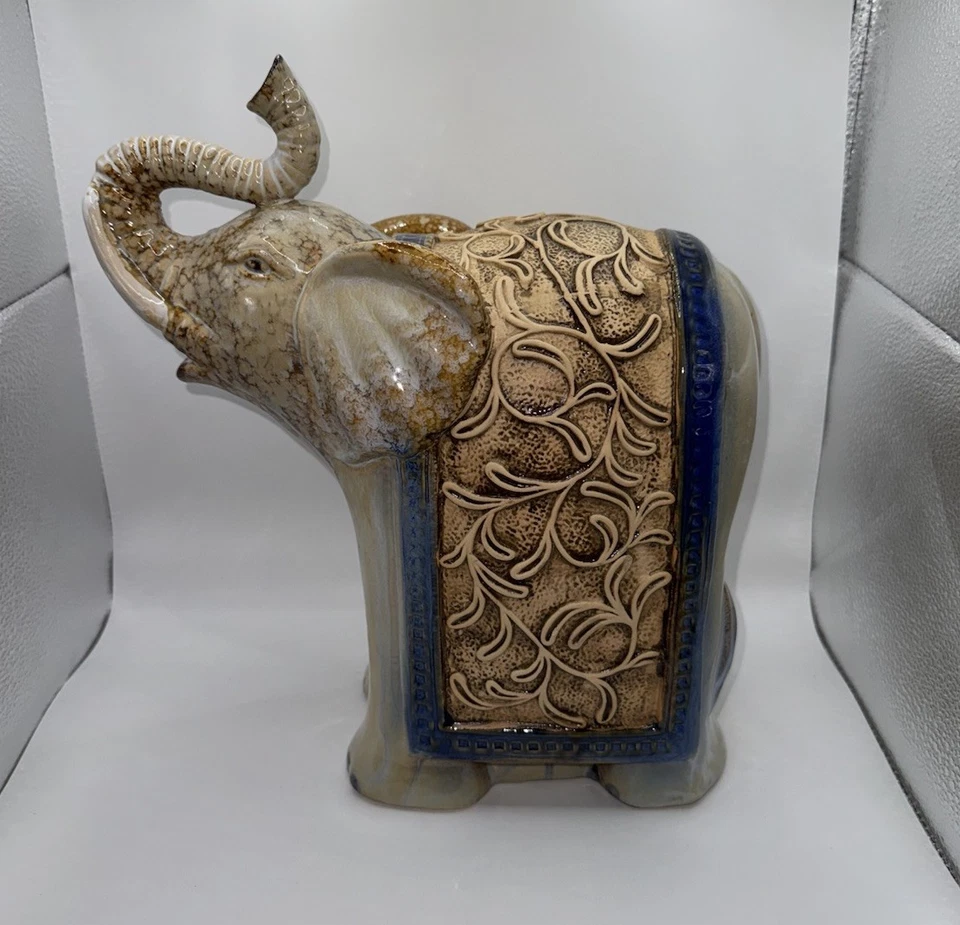 Disfraz Elefante Cerámica Marrón Azul Brillo Esmalte Elevado 7.5"x 6.5 Estante Estatuilla Foto 1 de 4