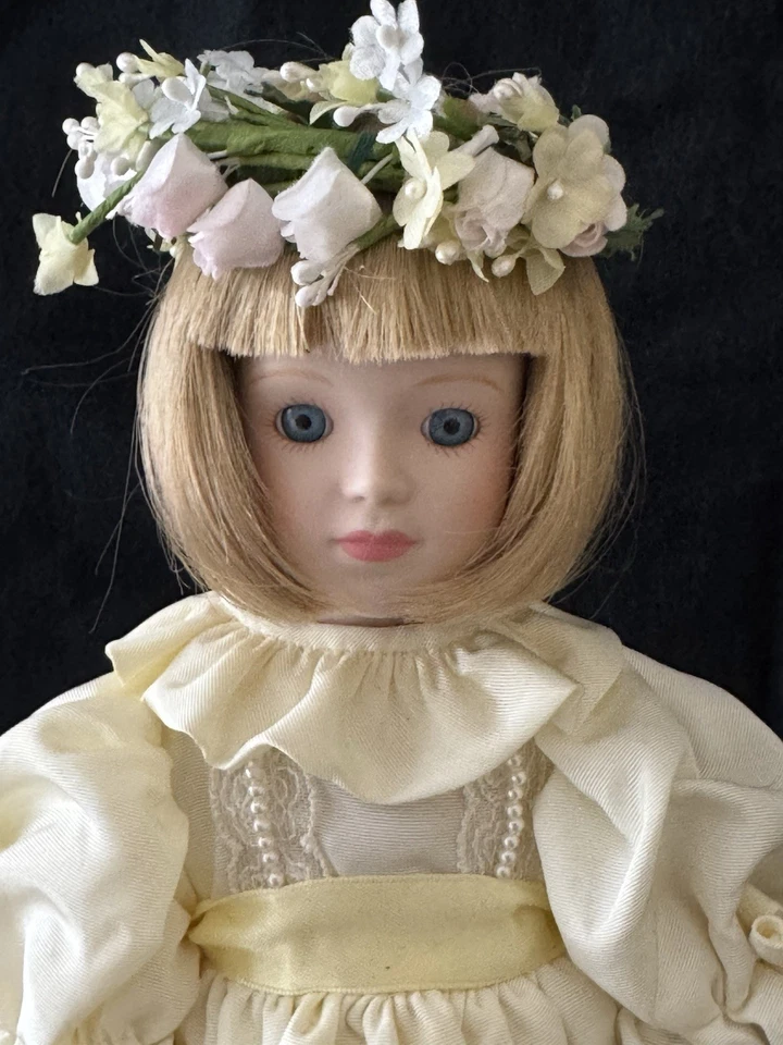 Boneca de porcelana Danbury Mint 1987 Princess Diana's Flower Girl com suporte - Imagem 1 de 4