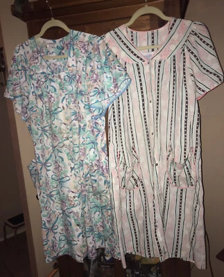 Lote de 2 abrigos de casa para mujer de longitud completa manga corta frente a presión y bolsillos Foto 1 de 4