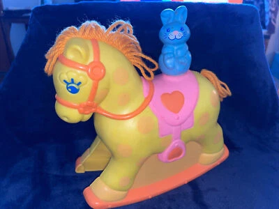 De colección 1981 Mattel Rock-a-Bye Pony Musical Cuna Riel Juguete Caballo Mecedor Conejito Foto 1 de 4