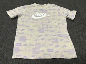 Camisa Nike Juvenil Grande Beige The Nike All Over Spellout Logo Estampado Manga Corta - Imagen 1 de 9