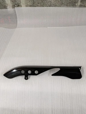 Protector de cadena negro prensado Triumph Bonneville Speedmaster 2018-2020 P/N T2051950 Foto 1 de 4