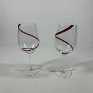 Set 2 calici/bicchieri da vino Pier 1 Red Swirline 9” soffiati a mano - Foto 1 di 9