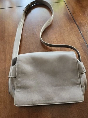 Bonito bolso de hombro de cuero suave Donna Karran Foto 1 de 4