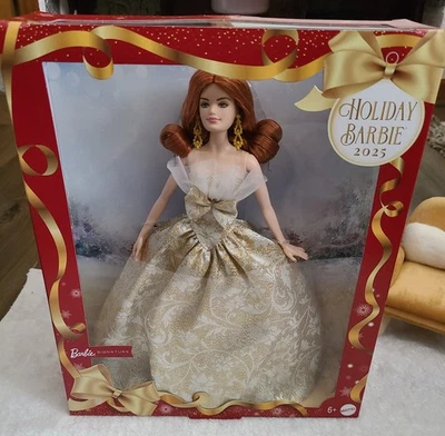 MUÑECA BARBIE DE VACACIONES 2025 FIRMA PELO ROJO PELIRROJA PECAS CERTIFICADO DE AUTENTICIDAD JBH99 NUEVA RARA Foto 1 de 4