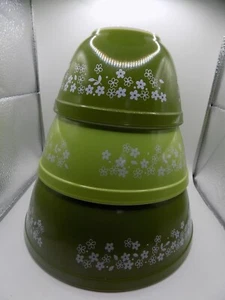 Vintage Pyrex Mixing Bowls 3-PC Set Nesting Spring Blossom Green Crazy Daisy - Picture 1 of 12