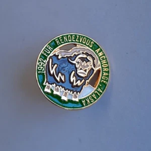 Prendedor de solapa AK Anchorage Alaska Fur Rondy Rendezvous 1992 buey almizcle vintage - Imagen 1 de 5