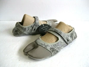 AHNU IN STUDI -OM WOMEN SIZE SMALL CHARCOAL US 6.5-7.5 - Picture 1 of 3
