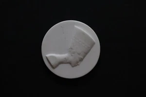 🧠🇩🇪 GERMANY WHITE PORCELAIN NEFERTITI SCHRAGE 1980 40mm B62 #133 - Picture 1 of 3
