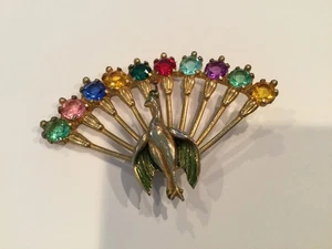 Bellissima Spilla Art Decò Vintage PAVONE Multicolore Prong Set Strass - Foto 1 di 6