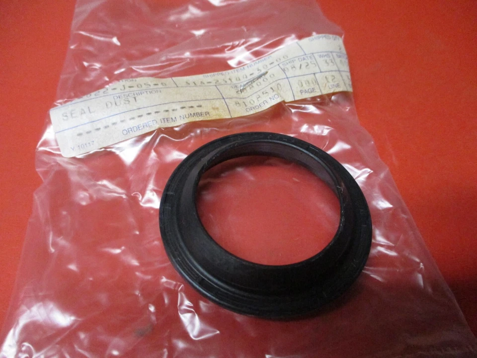 Nuevo de Lote Antiguo Original Yamaha SELLO ANTIPOLVO 1983 XJ900R 31A-23144-30 Foto 1 de 1