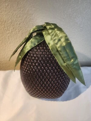 Travesseiro decorativo novidade Bess 10" marrom verde cetim acolchoado abacaxi - Usado - Imagem 1 de 4