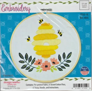 OCCUPATO ""BEE ALVEARE"" - Kit ricamo con cerchio di Design Works Crafts - Made in USA! - Foto 1 di 2