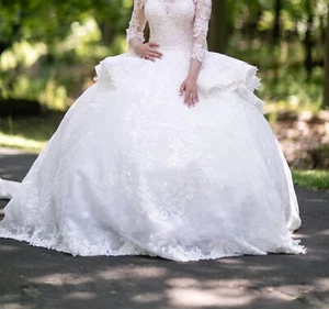 USED White Ball Gown Wedding Dress (+ Under Skirt) - Picture 1 of 7