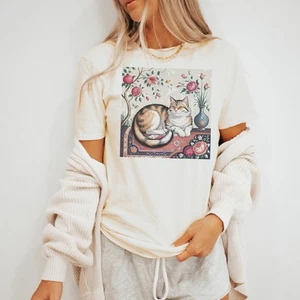Calico Cat with Roses Graphic Tee Botanical Art Print Shirt - Afbeelding 1 van 6