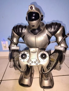 Wow wee Robosapien V2 with Remote - Picture 1 of 14